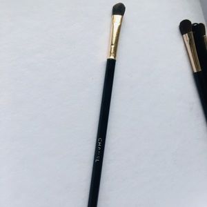 CHANEL No.2.  Precise application  Eyeshadow Brush
